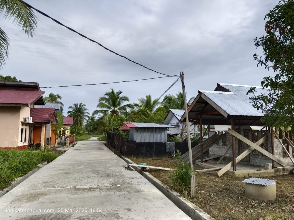 Tampak jaringan listrik yang mengunakan tiang kayu , menjadi sorotan warga di area pemukiman. Selasa (25/3) foto : Indikatornews.co.id