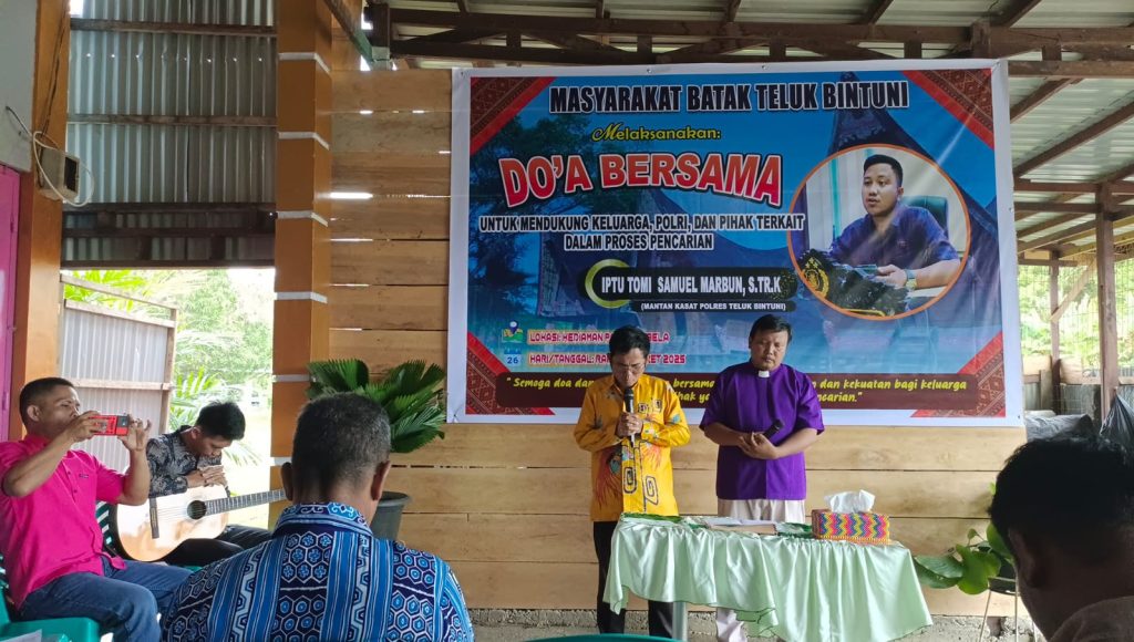 Nampak Warga Batak Teluk Bintuni Khusuk Gelar Doa Bersama Bentuk Dukungan Moral Pencarian Iptu Tomi S Marbun Yang Dinyatakan Hilang