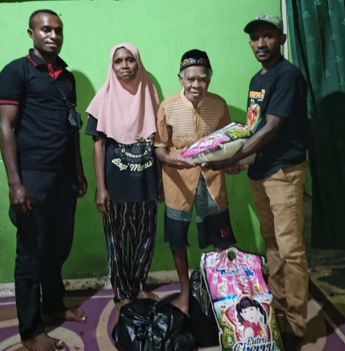 Nampak Warga Bintuni saat menerima berkah menyongsong hari raya Idul Fitri 1446 H