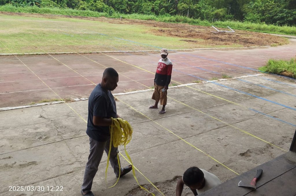 Nampak Pengurus PHBI memasang Garis Saf Sholat di area lapangan GSG , sebagai lokasi dilaksanakannya Sholat Idul Fitri 1446 H / 2025 M.