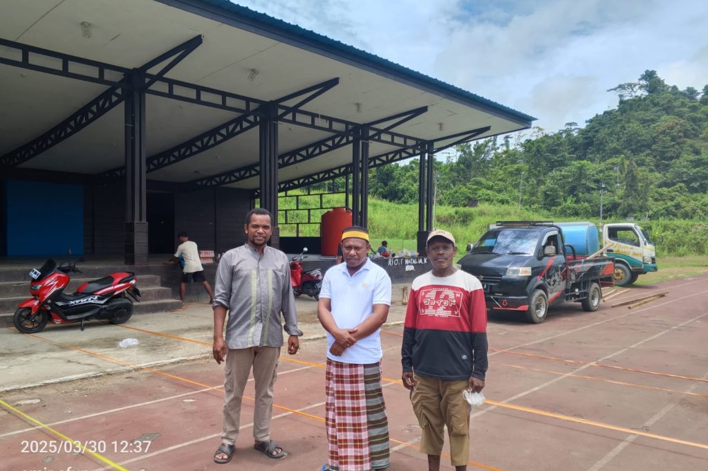 Berbaju putih polos (di tengah) Nampak Wabup Joko Lingara saat tinjau lokasi yang akan di jadikan titik pelaksanaan Sholat Idul Fitri 1446 H.