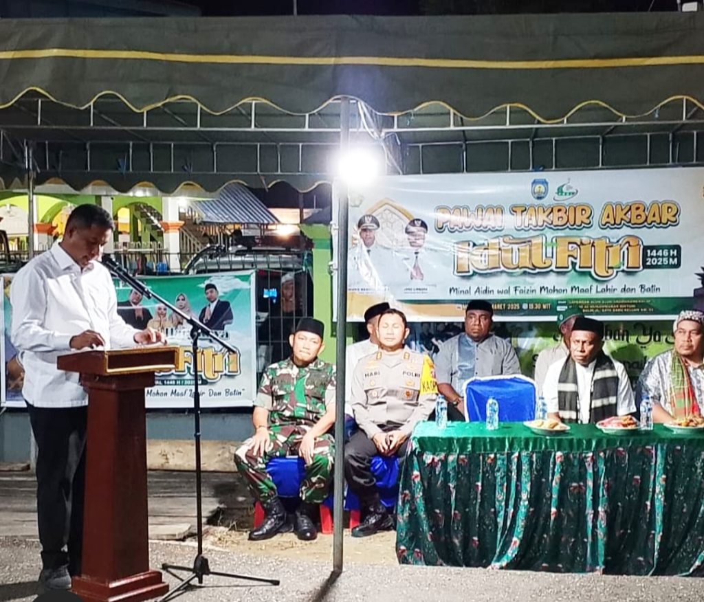 Bupati Teluk Bintuni, Yohanis Manibui, saat menyampaikan Sambutan di acara Takbir Akbar Sambut Malam Idul Fitri 1446 H/2025 M.