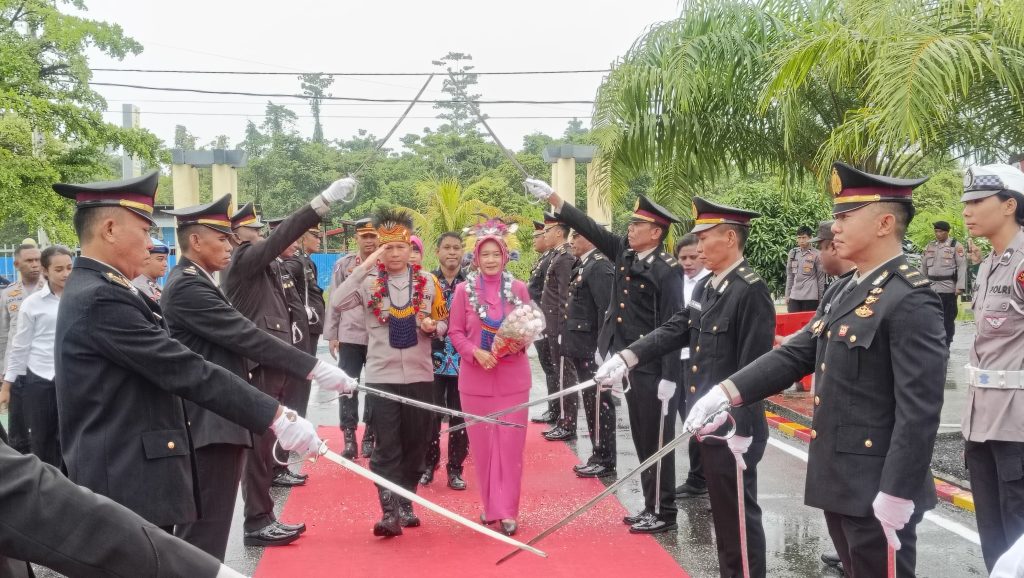Momentum Kapolres Teluk Bintuni, AKBP Hari Sutanto.,S.I.K melintasi penghormatan kesatuan dengan pedang pora.