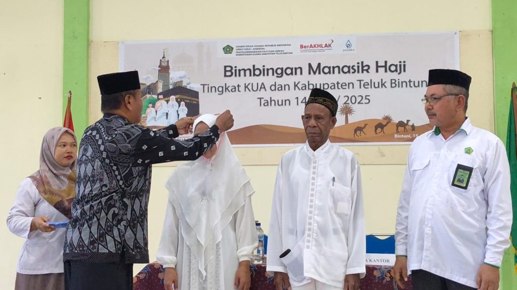 Staf Ahli Bupati Bidang Keagamaan, Hamid saat menyematkan tanda peserta Manasik Haji, Selasa (15/4/2025).