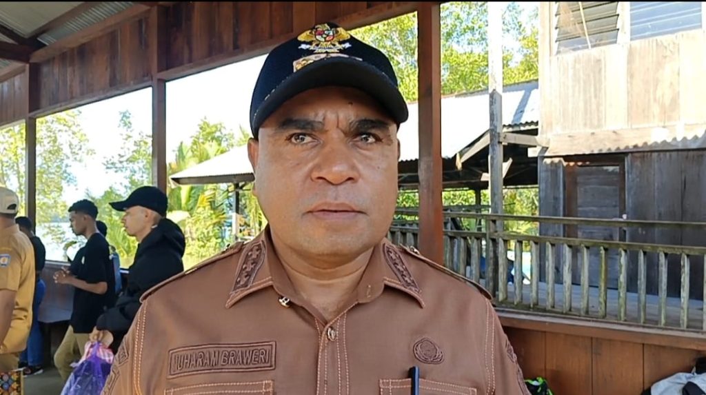 Kepala Distrik Kamundan, Muharram Braweri.