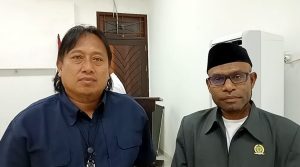 (foto) tidak berkopiah, Komandan Komandan Tim Khusus Pencegahan Densus 88 wilayah, Ipda. Muhammad Arfan Jaya, SH. (Foto) Berkopiah Ketua MUI Teluk Bintuni, Ustad Rahman Urbun