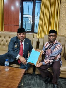 Keterangan Momentum Foto : MUI telah menyerahkan usulan draf Raperda keagamaan kepada pak bupati periode sebelumnya, Maret Kokop, pada hari Senin tanggal 30 Desember 2024 tahun lalu, di gedung DPRD kabupaten Teluk Bntuni. 